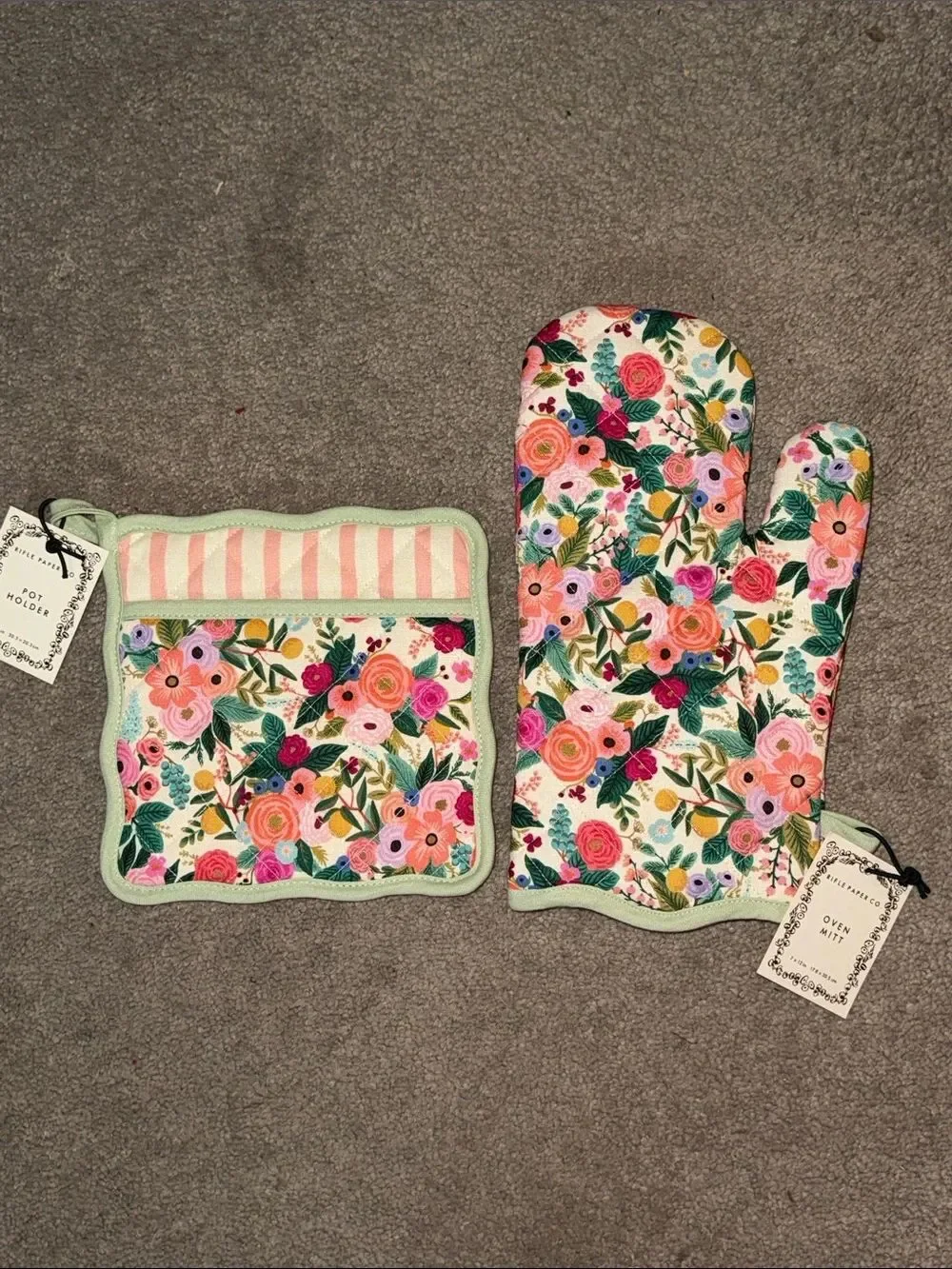 Rifle Paper & Co. Garden Party Oven Mitt and Pot Holder Set!
